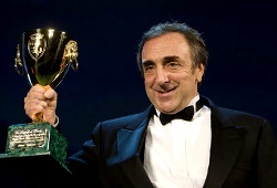 Silvio Orlando con la Coppa Volpi vinta nel 2008 per Il papà di Giovanna